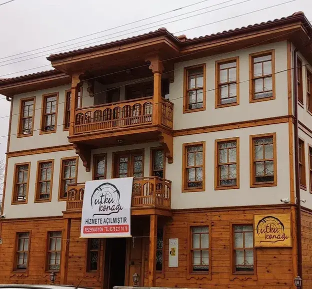 Utku Konağı’nın tabelalı cephesi