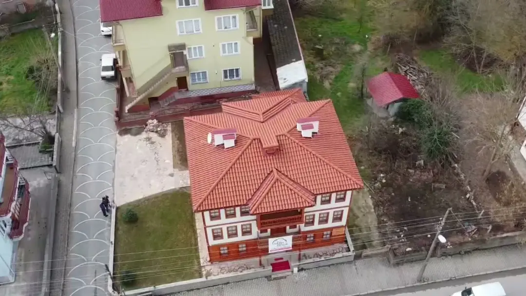 Havadan Utku Konağı, bahçesi ve önündeki yol