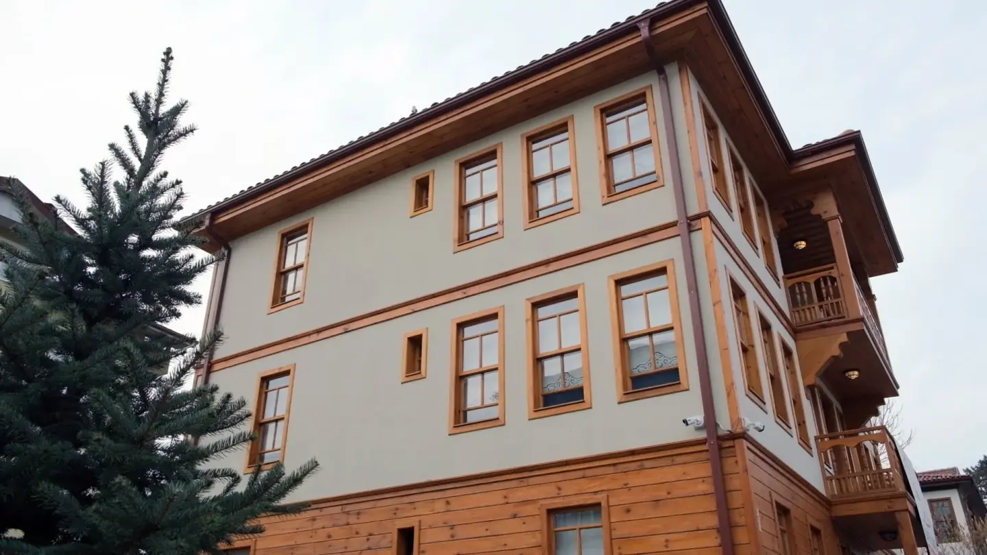 Utku Konağı’nın cephesi: ahşap kaplı zemin kat, sıvalı üst katlar ve ahşap balkonlar