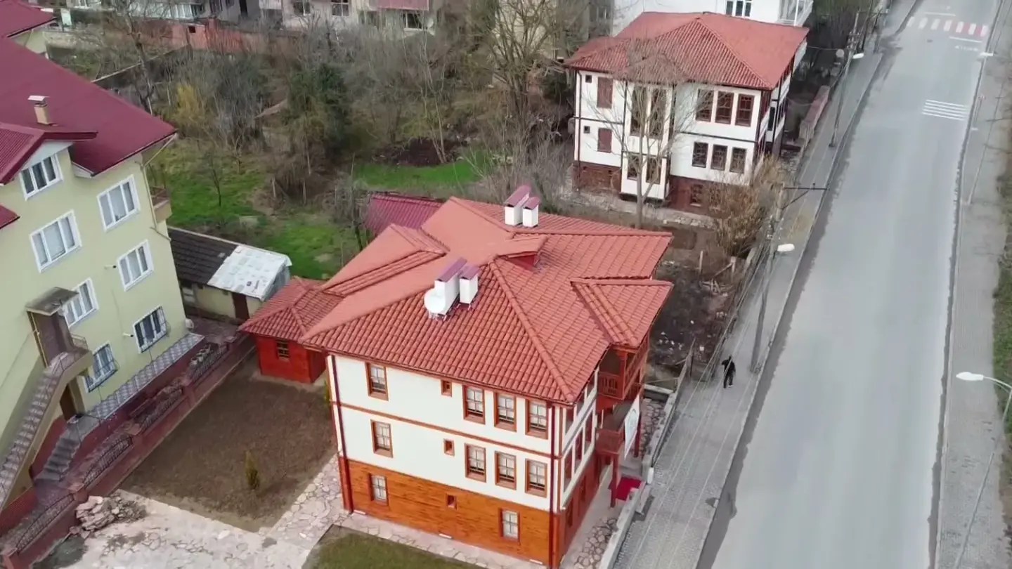 Havadan Utku Konağı: kiremit çatılı, ahşap ve sıvalı Bartın konağı ve önündeki Kanlıırmak Caddesi