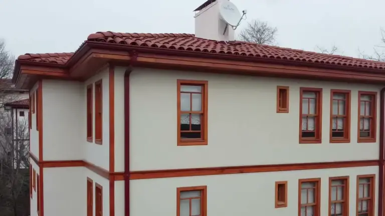Konağın kiremit çatısı ve cephesi