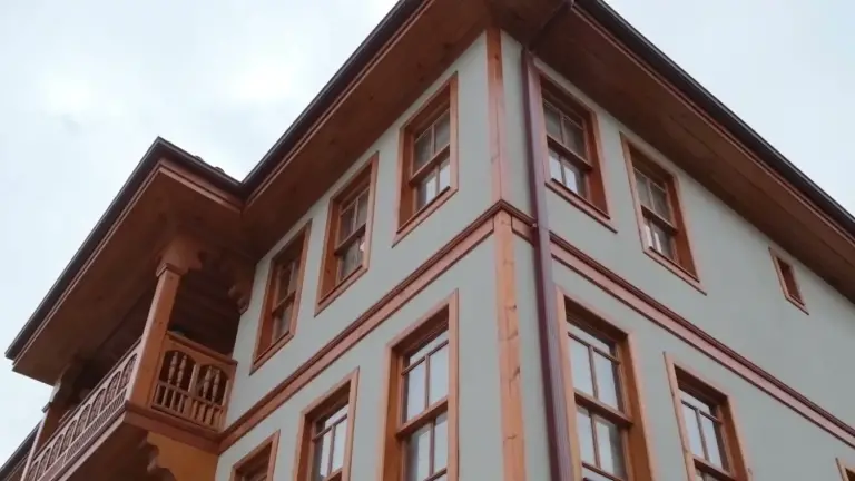 Ahşap balkon ve pencereleriyle konağın köşesi