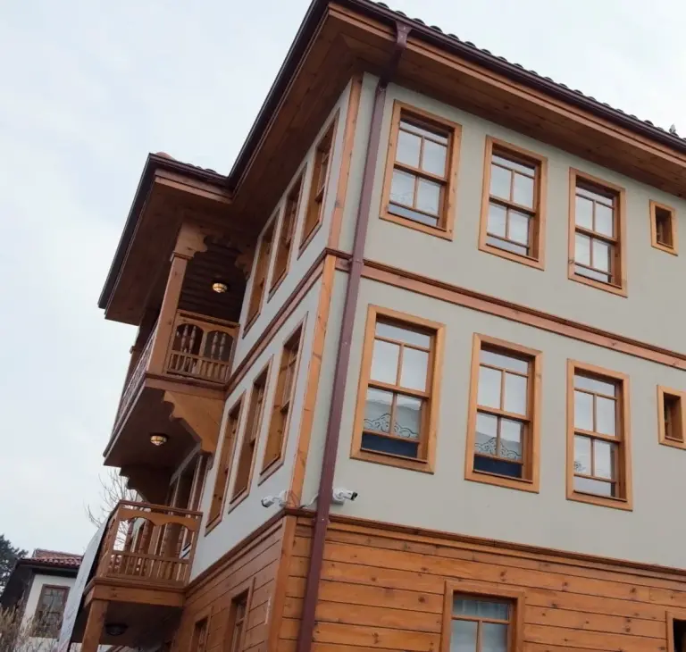 Konağın ahşap balkonlu köşesi
