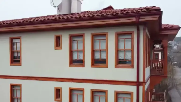 Konağın cephesi ve pencereleri