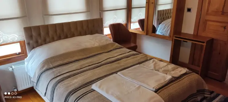 Pencere önünde çift kişilik yatak