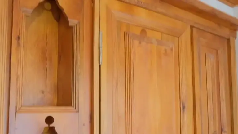 Oyma ayrıntılı ahşap dolap kapakları